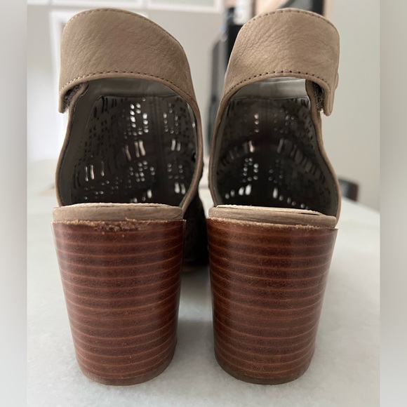 🎀Vince Camuto Keannie Block Heel Sandal shoes size 7 🎀 - Picture 3 of 7